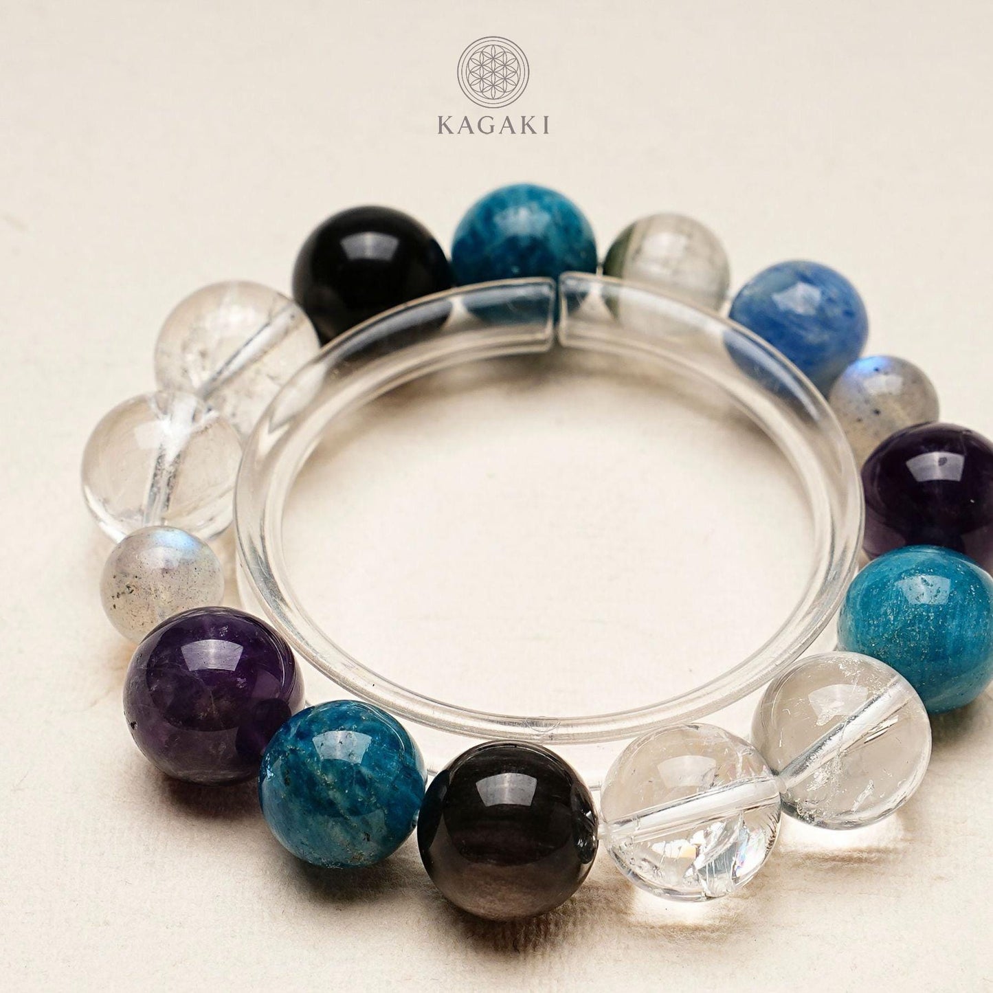 KAGAKI blue crystal protection bracelet in blue crystal with quartz and amethyst, scale on hand, for meditation and daily intention
