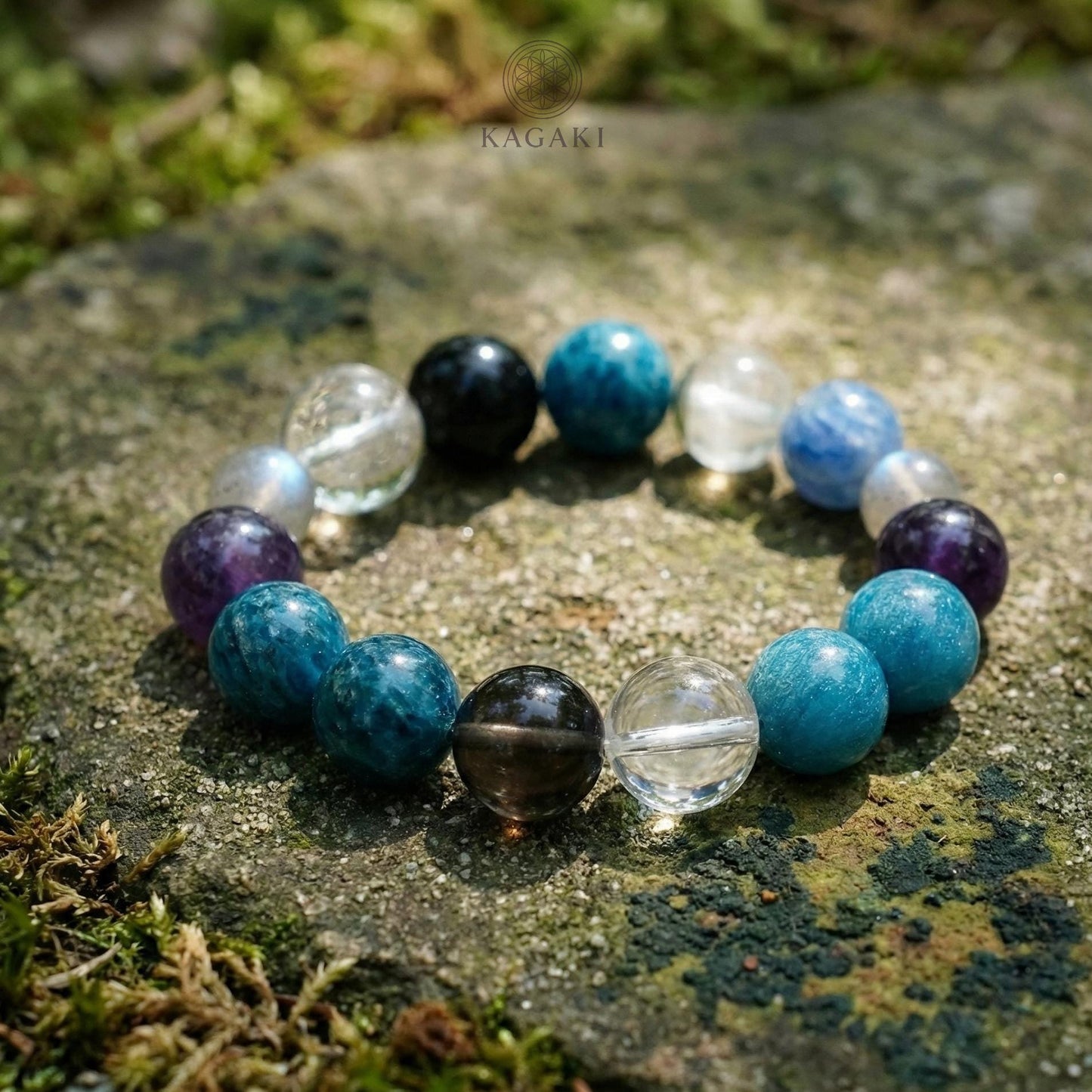 KAGAKI blue crystal protection bracelet in blue crystal with quartz and amethyst, bead detail, for meditation and daily intention