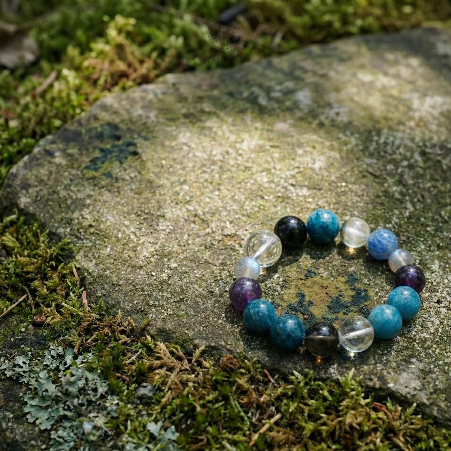 KAGAKI blue crystal protection bracelet in blue crystal with quartz and amethyst, on wrist, for meditation and daily intention