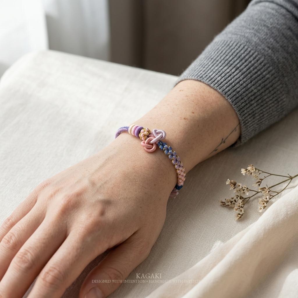 KAGAKI mindfulness cord bracelet in multicolor, scale on hand, for meditation and daily intention